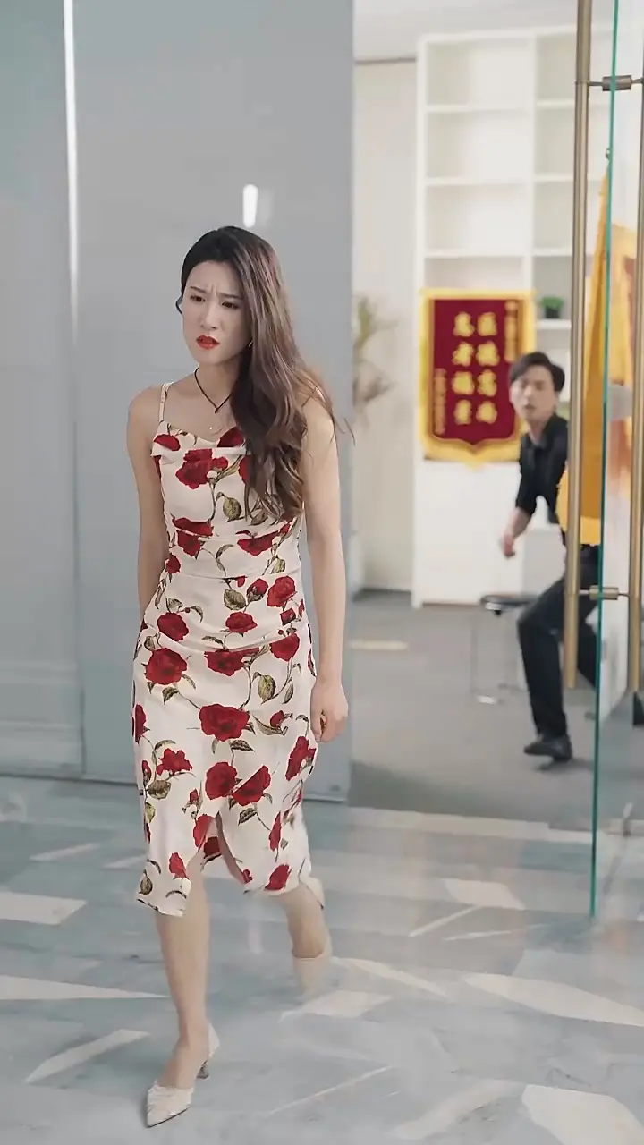 《回到2002当首富》：穿越时空的商业逆袭传奇